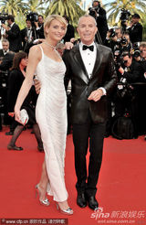 幻灯图：超模莎拉银鞋闪耀 和设计师让-克劳德亮相