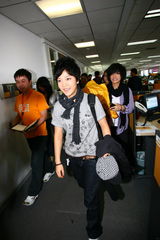 高清组图：快女三甲做客新浪 偶遇陶乐办公送拥抱