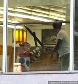 组图：小贝空手道课表情严肃 被儿子乱棍猛打忙逃跑