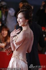 组图：裴素恩走红毯大胆裸露 性感美背一览无余