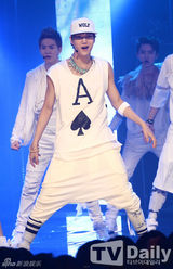 组图：AfterSchool大跳钢管舞 EXO变身狼少年