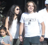 组图：杰克逊长子与女友逛街 见狗仔忙扮鬼脸