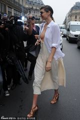 组图：米兰达-可儿深V裙亮相胸前险走光