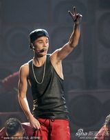 组图：比伯获奖开心熊抱老妈 演出随性抓裤裆