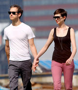 组图：安妮-海瑟薇与未婚夫遛狗晒幸福