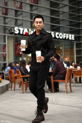 组图：王小毅上演自编自导光棍节主题街拍    