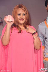 组图：壮仙女想喂胸前寿桃 严爵庆生吓到忘词