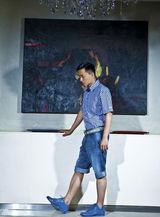 组图：吴健拍文艺写真 睿智男人显熟男风范