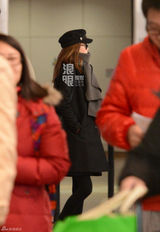 组图：唐嫣潮装回京 金鸡独立整理鞋