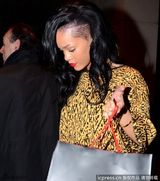 组图：蕾哈娜阴阳头没自信 对狗仔比中指表不满