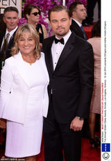 组图：莱昂纳多携母亲亮相金球红毯显男神范