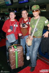 组图：谢贤戴红五星帽与胡枫等去旅行