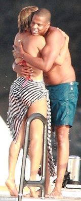 组图：碧昂斯游艇庆32岁生日 与老公跳水high翻