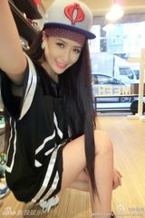 组图：孙敬媛中秋密游香港 鸭舌休闲装嘟嘴卖萌