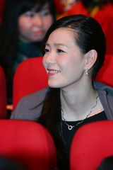 高清图集：新浪网络盛典 张悬深情演唱笑容满面