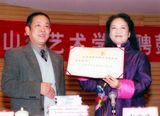 组图：彭丽媛青涩旧照回顾 外媒赞其形象姣好