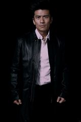 组图：唐文龙硬汉造型拍杂志 眼神犀利展魅力