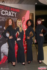 组图：巴黎癫马首度访港 黄长兴获香吻艳福不浅