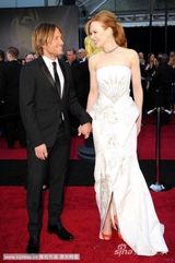 组图：妮可-基德曼携丈夫亮相 优雅白裙气质高贵