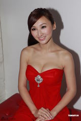 组图：港姐高海宁性感出镜 低胸红装秀浑圆半球