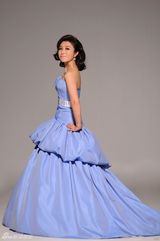 组图：刘媛媛拍宝蓝礼服写真 高贵典雅引领时尚