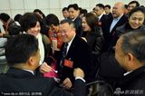 组图：曾志伟现身广州两会受热捧