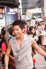 组图：宥胜签售全新写真 粉丝送其背部全裸星象图