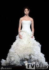 组图：韩星河妍秀穿纯白婚纱走秀衬优雅气质