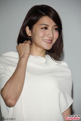 组图：吴亚馨拍宣传照秀美腿 似已走出过去阴影