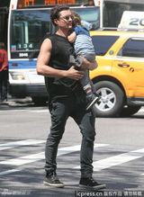 组图：奥兰多-布鲁姆带儿子公园荡秋千尽显父爱