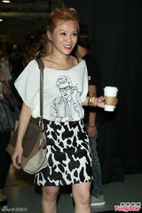 组图：李宗盛桃红衬衫开唱 称林忆莲唱得更好