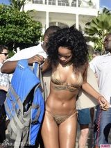 组图：蕾哈娜比基尼秀纹身 素颜玩快艇显老态