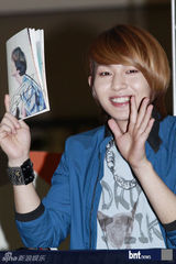 组图：韩团SHINee出席新碟《Sherlock》粉丝签名会