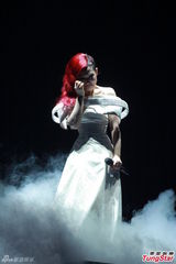 组图：Selina延迟造人 Ella挤胸性感舞老公最爱