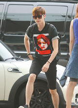 组图：李钟硕赴菲律宾拍新片 邻家男孩巨星范