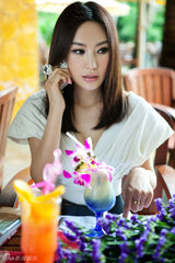 组图：徐黛妮白领风写真大片 述足球宝贝的困扰