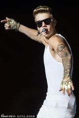 组图：比伯新加坡开唱正太变熟男 热舞激情四射