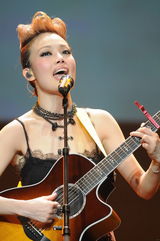 组图：容祖儿巡演多伦多站 着黑网袜翘臀大秀性感