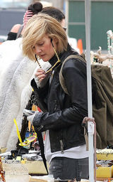 幻灯图集：德鲁-巴里摩尔闹市遛狗 墨镜有个性 