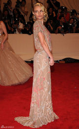 高清组图：纽约大都会庆典 凯特-伯斯沃茨秀美背