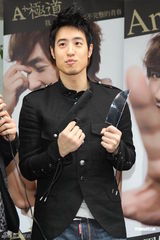 高清图：张世明新书大卖 潘玮柏现身庆功会力挺