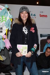 组图：欧阳妙芝携子出席活动呼吁支援日本灾区