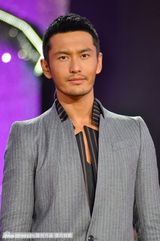 组图：海派春晚录制 黄晓明为“修鞋老爷爷”穿鞋