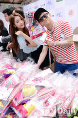 组图：韩团Dal shabet秀彬捐零食鼓励学生