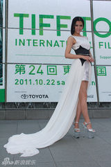 组图：李桃黑白礼服亮相 独特藏式发辫因关注