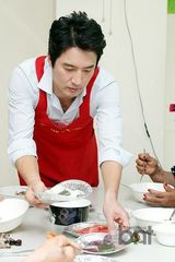 组图：韩星郑俊镐出席福利院分享活动献爱心