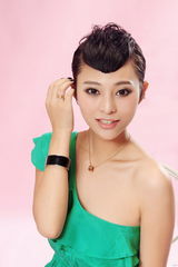 组图：杨慧娇变身“绿色精灵” 大秀香肩美腿