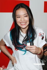 组图：舒淇素雅妆容现身香港为慈善代言