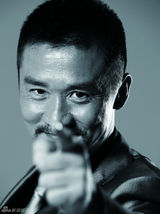 组图：黄志忠蓄须出镜登封面 沧桑感潮叔范儿十足