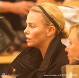 幻灯图集：查理兹-塞隆携母扫货 南非美人素面朝天